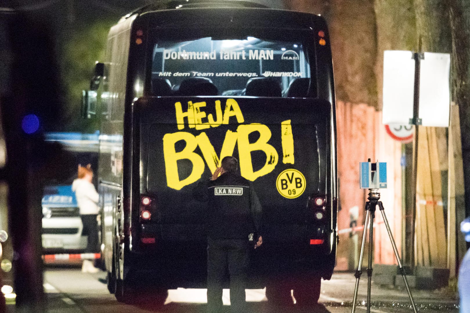 Ein Beamter des Landeskriminalamtes untersucht in Dortmund den Mannschaftsbus der Fußballmannschaft von Borussia Dortmund, bei dem es drei Explosionen gegeben hatte.