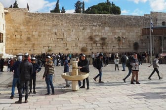 Gläubige Juden an der Klagemauer in Jerusalem.