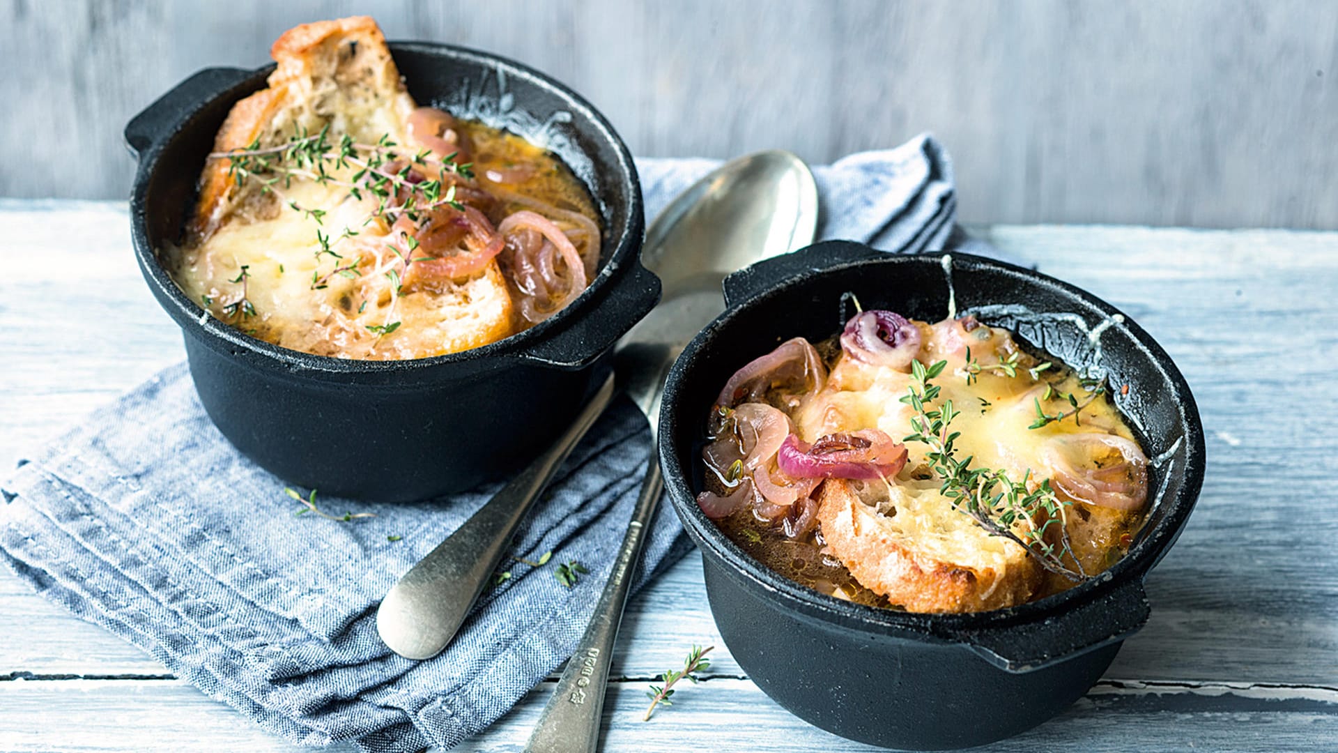 Auf die französische Zwiebelsuppe kommen Brotscheiben mit Käse, die im Backofen überbacken werden.