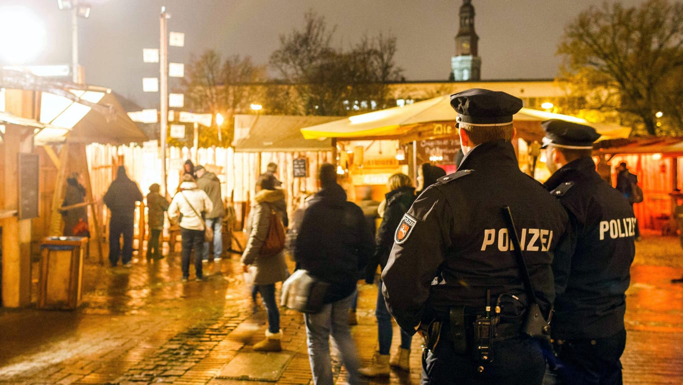 Polizeibeamte auf dem Weihnachtsmarkt in der Altstadt von Hannover: Ungewollt einen Schuss abgegeben.