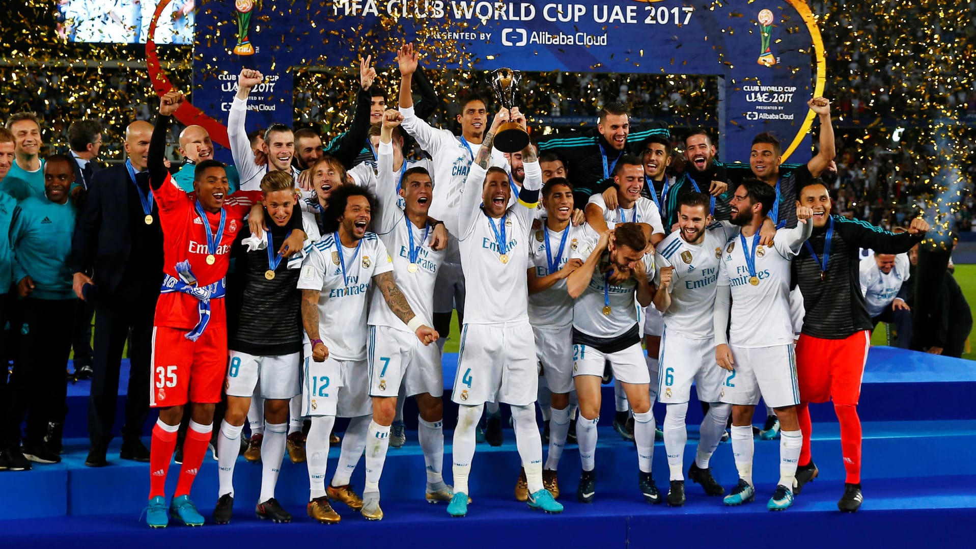 Real-Kapitän Sergio Ramos (Mitte) reckt den Pokal in die Höhe.