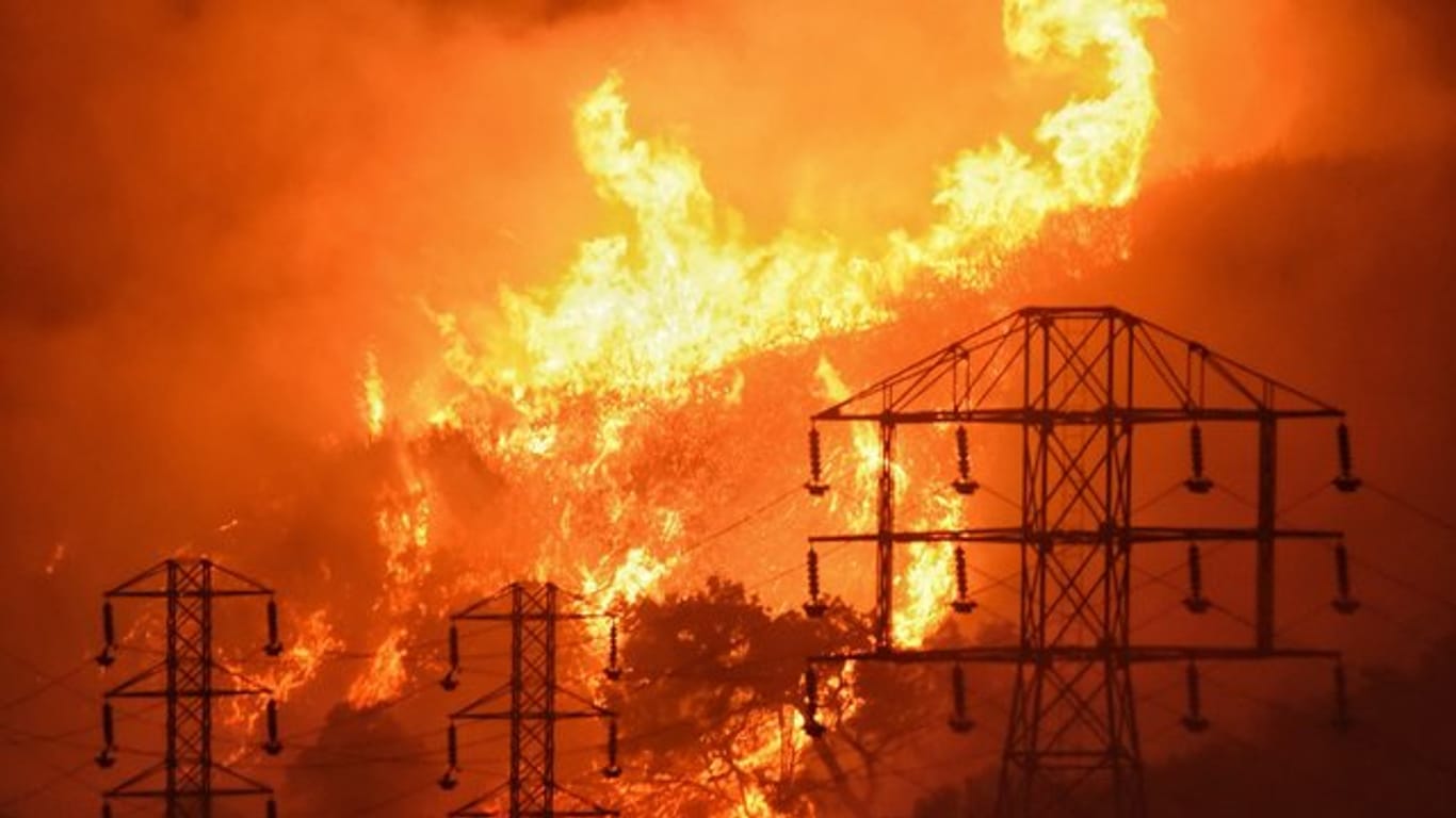 Das sogenannte Thomas-Feuer bei Los Angeles wütet inzwischen auf einer Fläche, die größer als Berlin ist.