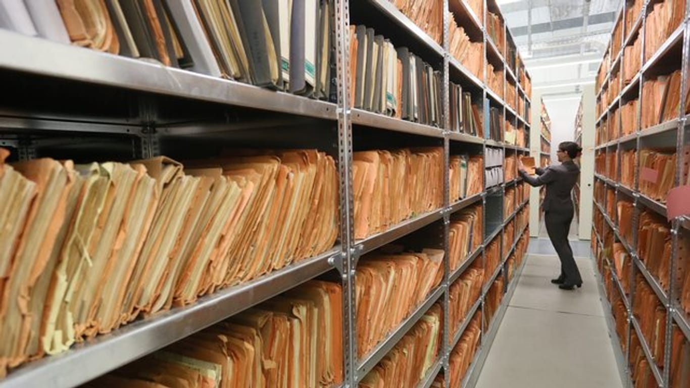 Regale mit bisher nicht erfassten Unterlagen im Stasi-Archiv in Berlin.