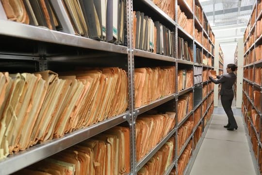 Regale mit bisher nicht erfassten Unterlagen im Stasi-Archiv in Berlin.