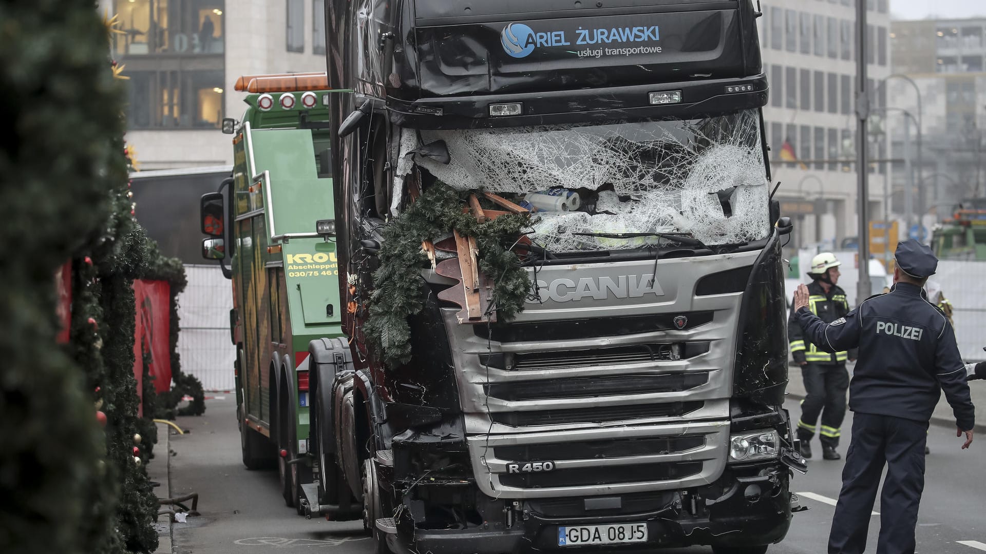 Tatort Breitscheidplatz: Wie die "Welt am Sonntag" berichtet, überachten Sicherheitsbehörden Anis Amri breits lange vor dem Anschlag in Berlin. Tatort Breitscheidplatz: Wie die "Welt am Sonntag" berichtet, überachten Sicherheitsbehörden Anis Amri breits lange vor dem Anschlag in Berlin.