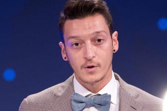 Fußballer Mesut Özil: Jetzt macht er die Liebe zu Amine Gülse offiziell.