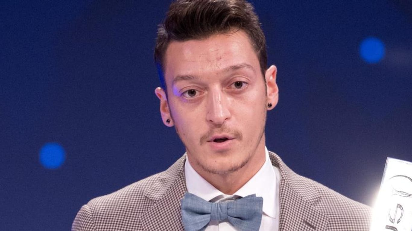 Fußballer Mesut Özil: Jetzt macht er die Liebe zu Amine Gülse offiziell.
