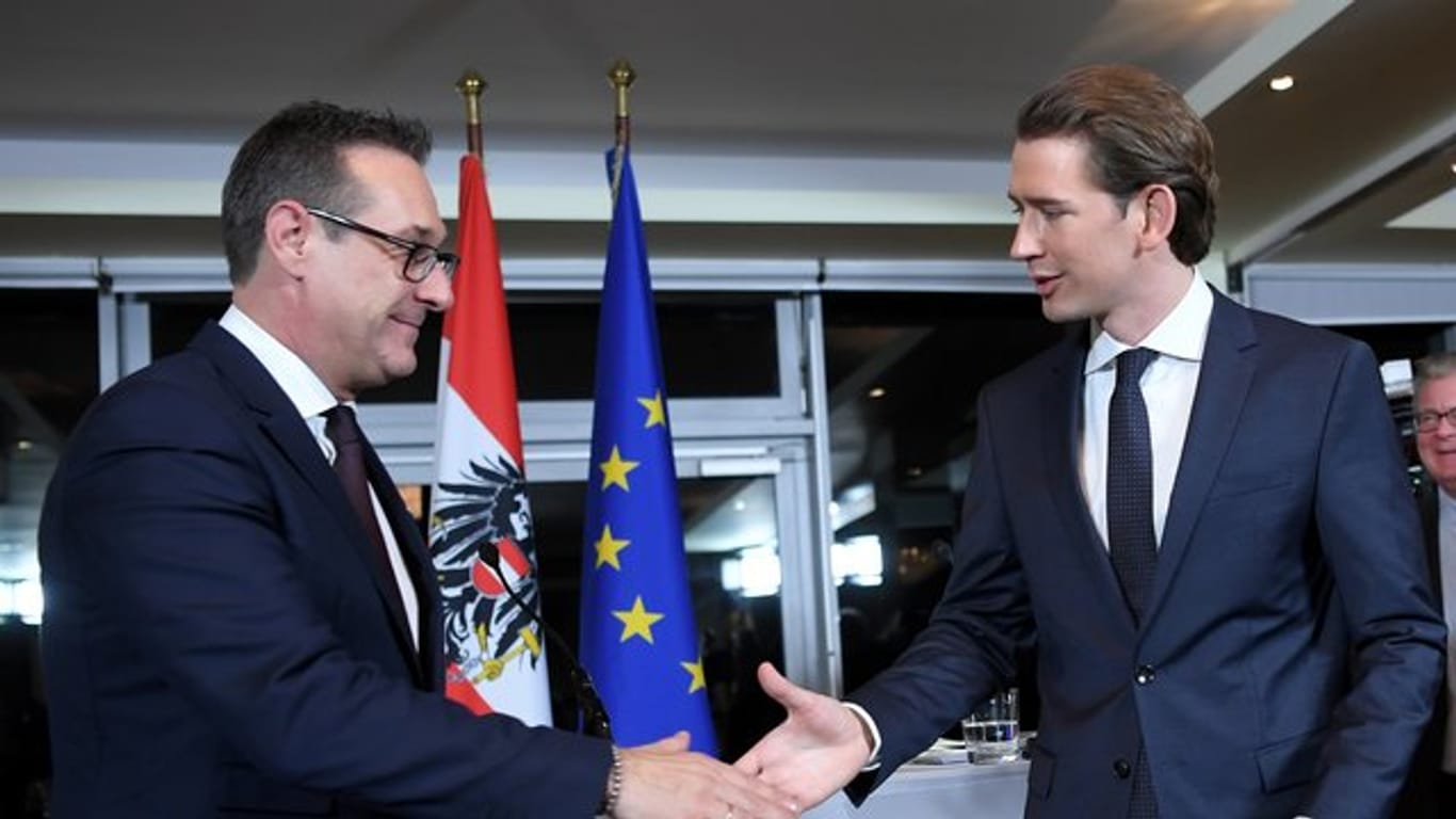 ÖVP-Bundesparteiobmann Sebastian Kurz (r) und FPÖ-Bundesparteiobmann Heinz-Christian Strache in Wien.