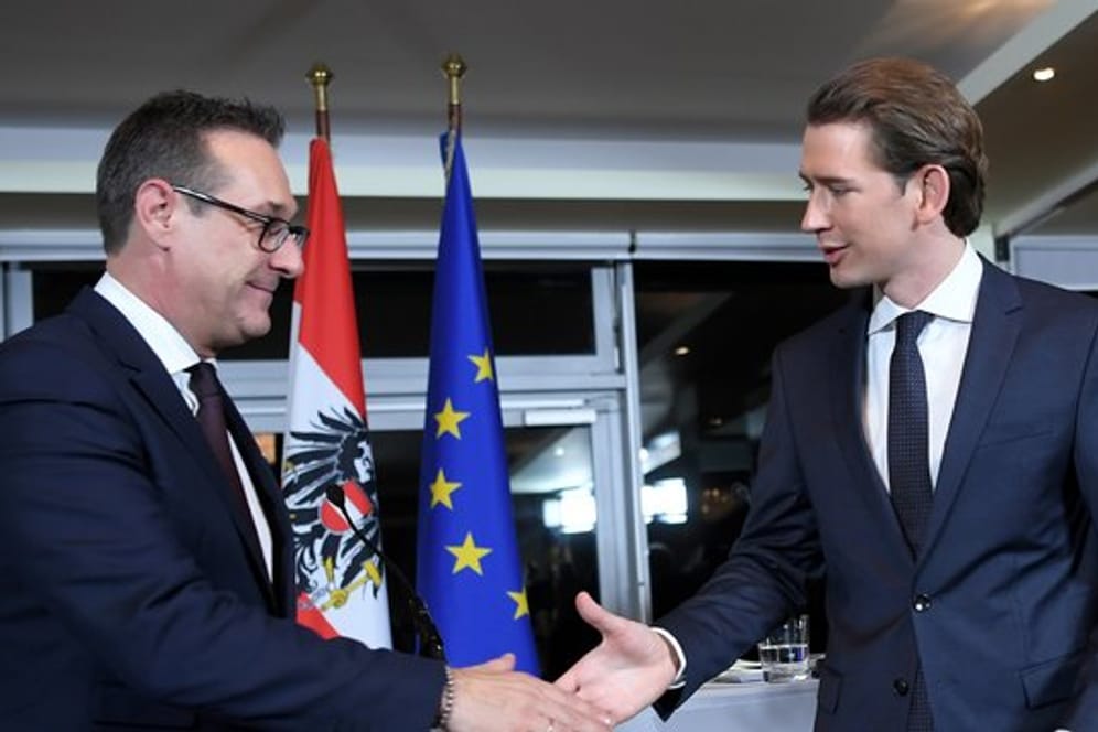 ÖVP-Bundesparteiobmann Sebastian Kurz (r) und FPÖ-Bundesparteiobmann Heinz-Christian Strache in Wien.