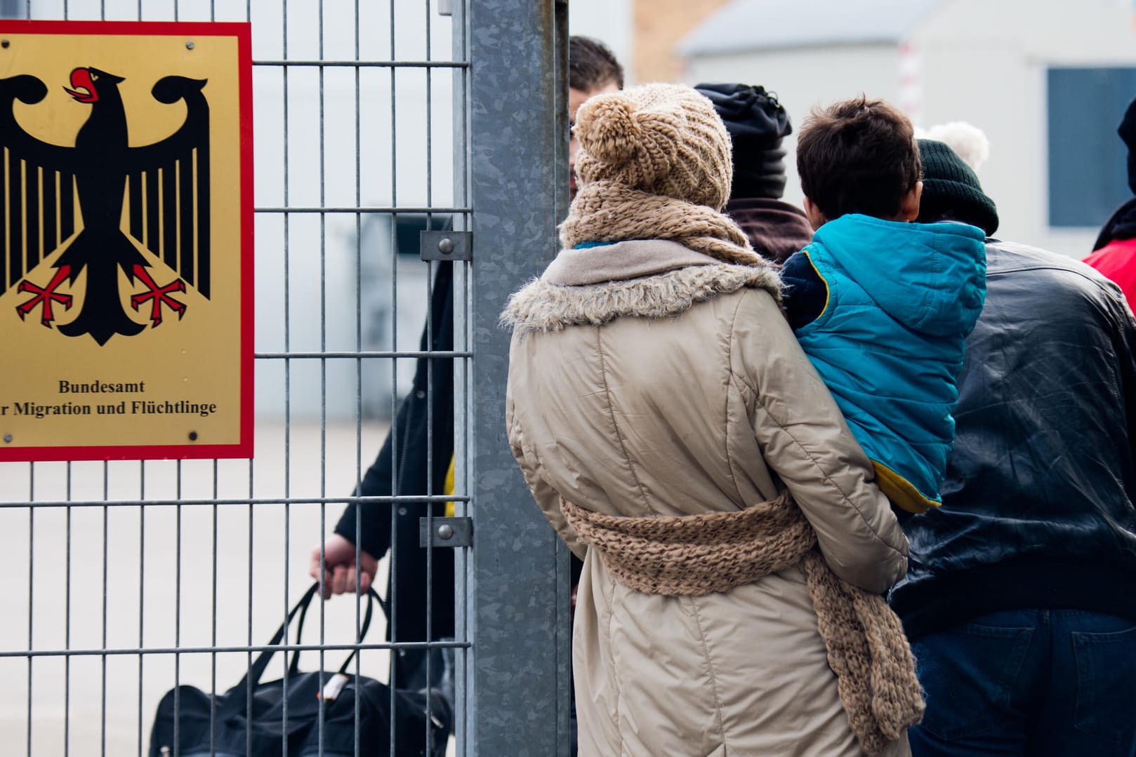 Flüchtlinge vor dem zuständigen Bundesamt im Dezember 2015: Seitdem ist die Zahl der neu ankommenden Menschen stark zurückgegangen.