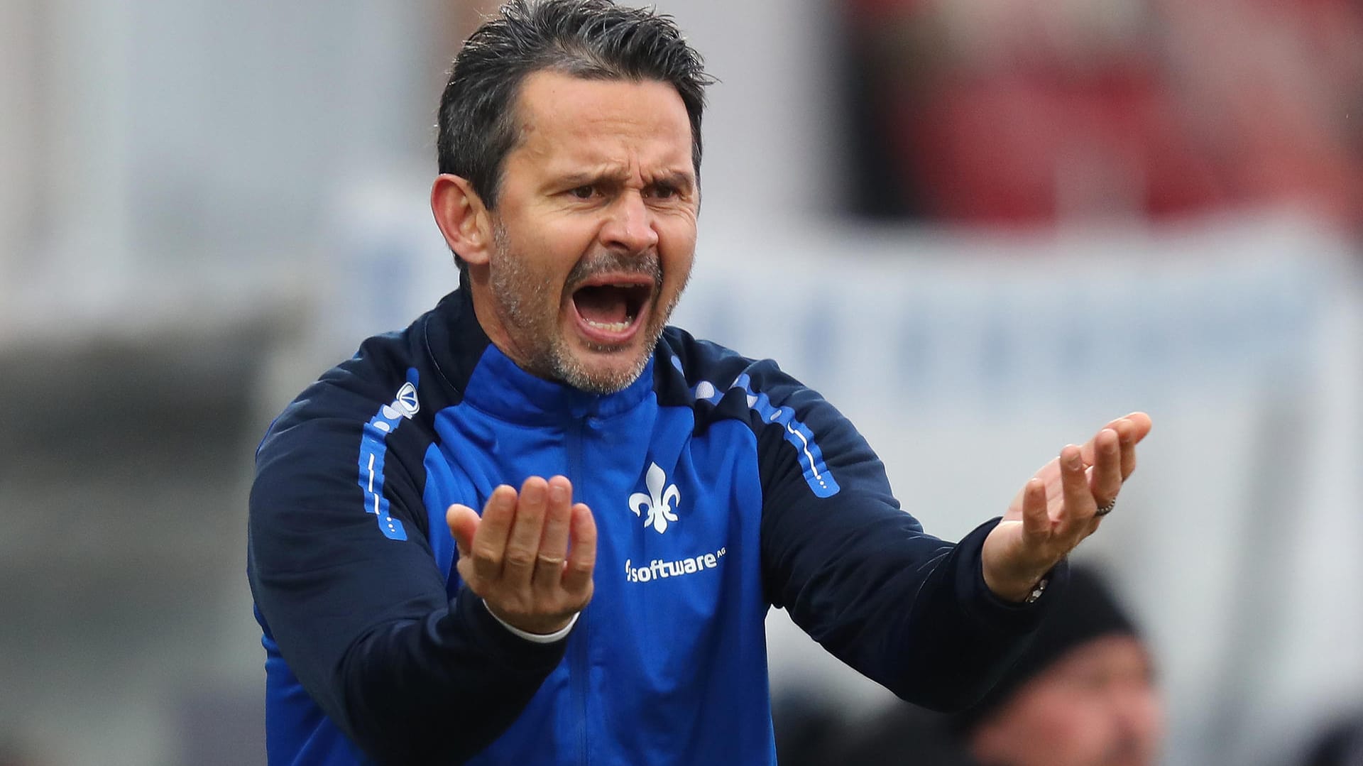 Trainer Dirk Schuster gestikuliert wild am Spielfeldrand.