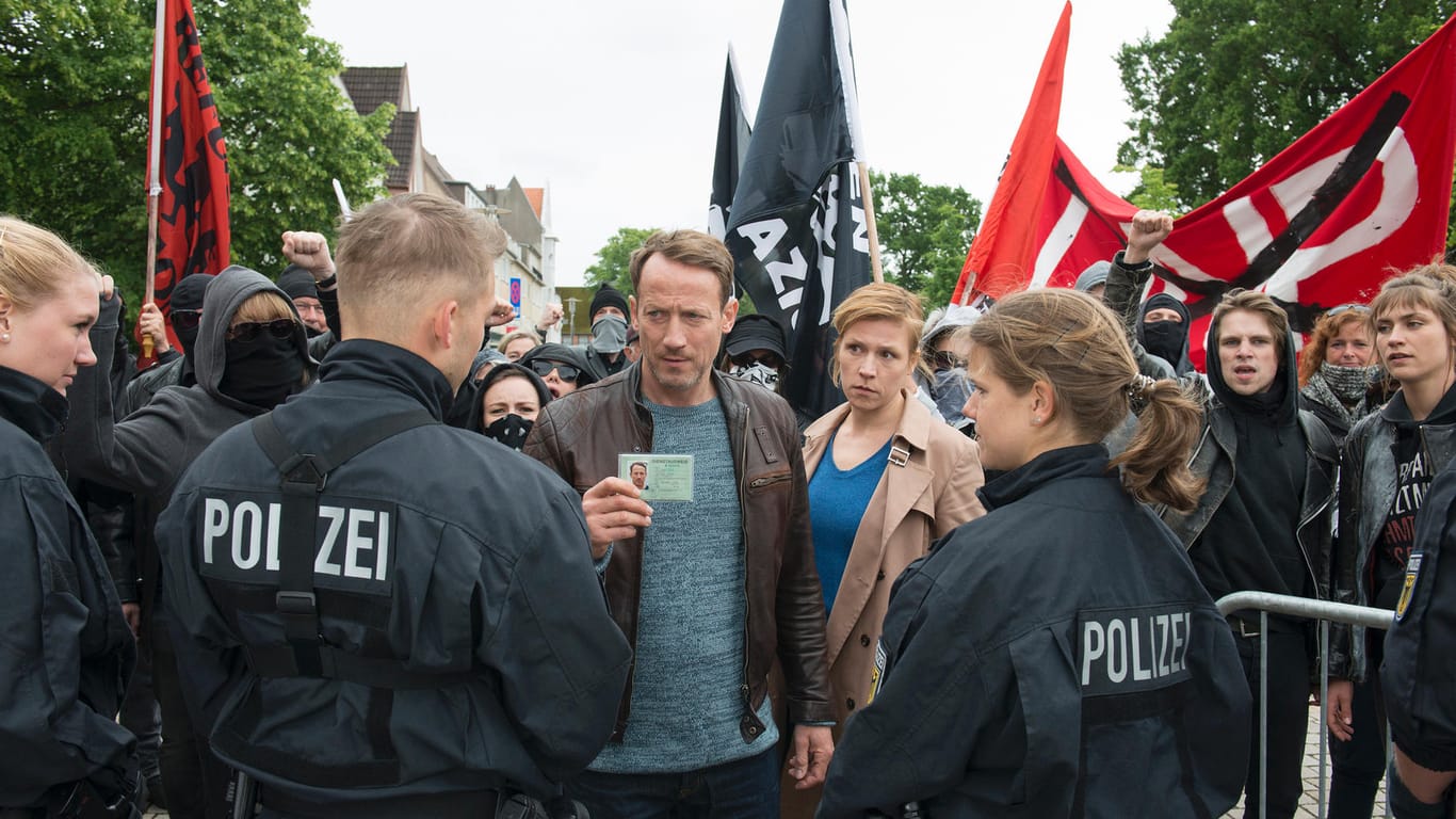 Angefeindet von allen Seiten: Die Ermittler Grosz und Falke auf einer Kundgebung gegen die Rechtspopulistin Nina Schramm.