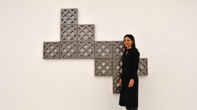 Bettina Pousttchi in der Kunsthalle Mainz vor einem ihrer Werke aus der Reihe "Framework". Bettina Pousttchi in der Kunsthalle Mainz vor einem ihrer Werke aus der Reihe "Framework".