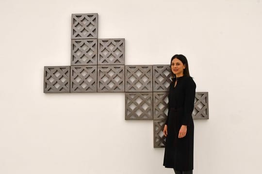 Bettina Pousttchi in der Kunsthalle Mainz vor einem ihrer Werke aus der Reihe "Framework".