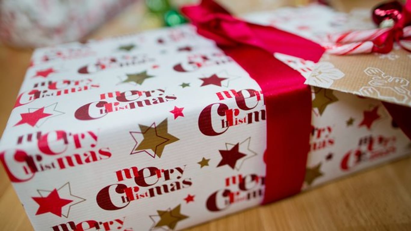 In Neuseeland ist ein "Secret Santa" mit Geschenken unterwegs.
