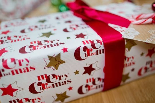 In Neuseeland ist ein "Secret Santa" mit Geschenken unterwegs.