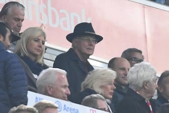 Franz Beckenbauer im Stadion: Beim Pokalspiel gegen den VfL Wolfsburg.
