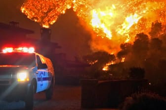 Feuer im Umland von Los Angeles: In Santa Barbara haben Behörden jetzt Zwangsevakuierungen angeordnet.