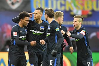 Davie Selke (Zweiter von links) von Hertha BSC jubelt nach seinem Treffer zum 0:1.