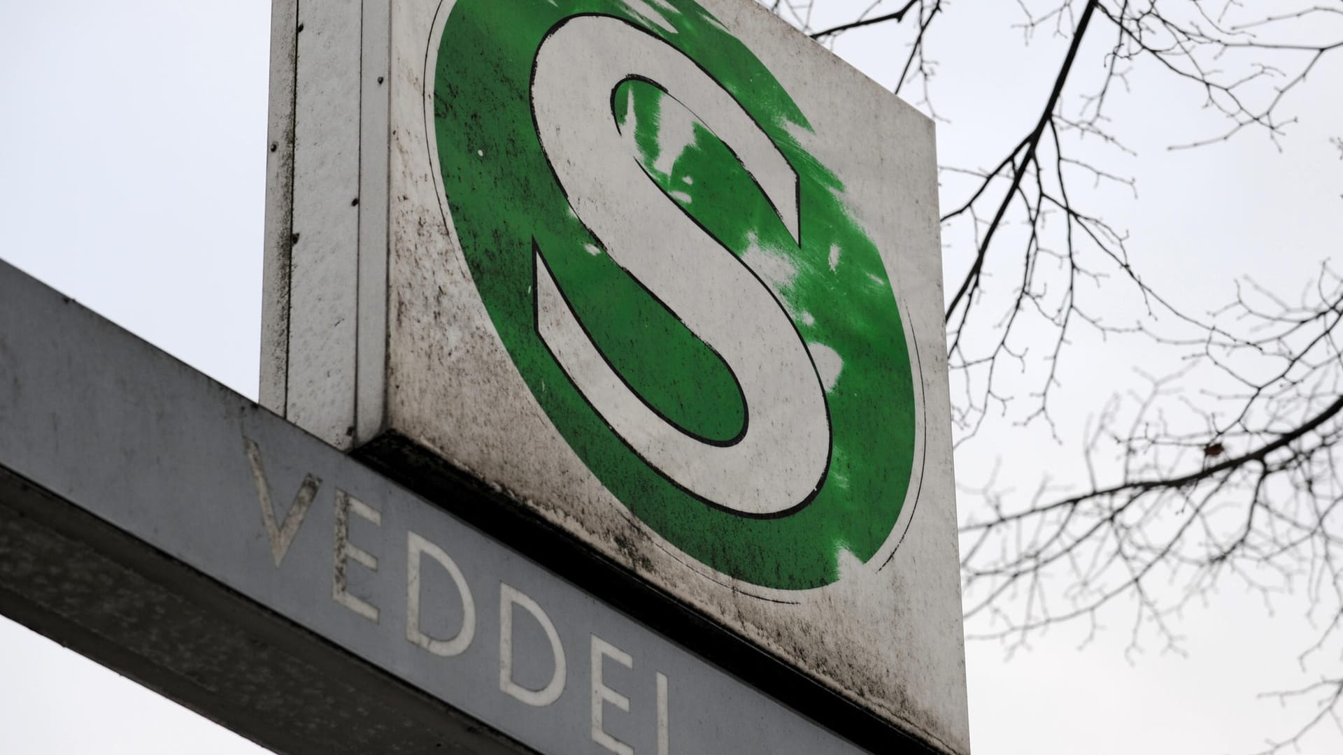 S-Bahnhof Veddel: Hier soll ein Sprengsatz hochgegangen sein. S-Bahnhof Veddel: Hier soll ein Sprengsatz hochgegangen sein.