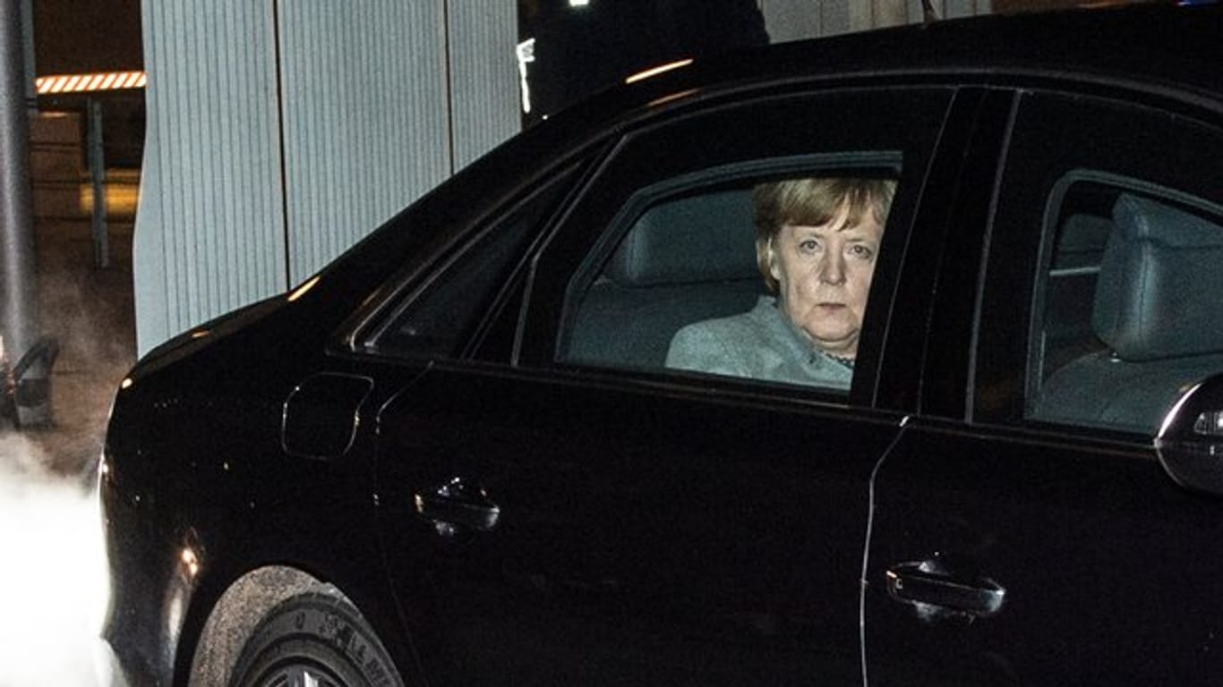Bundeskanzlerin Angela Merkel verlässt das Bundeskanzleramt nach ihrem Gespräch mit Opfern und Hinterbliebenen des Terroranschlages am Berliner Breitscheidplatz.