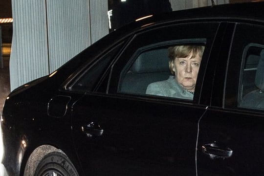 Bundeskanzlerin Angela Merkel verlässt das Bundeskanzleramt nach ihrem Gespräch mit Opfern und Hinterbliebenen des Terroranschlages am Berliner Breitscheidplatz.