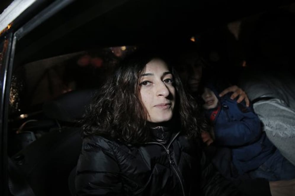 Die deutsche Journalistin Mesale Tolu sitzt nach ihrer Entlassung aus einer Polizeistation in Istanbul in einem Auto.