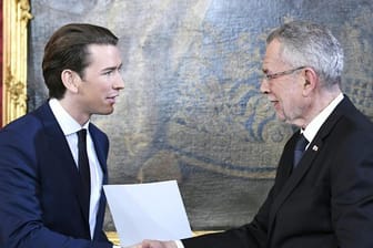 Bundespräsident Alexander Van der Bellen (r) vereidigt Sebastian Kurz.
