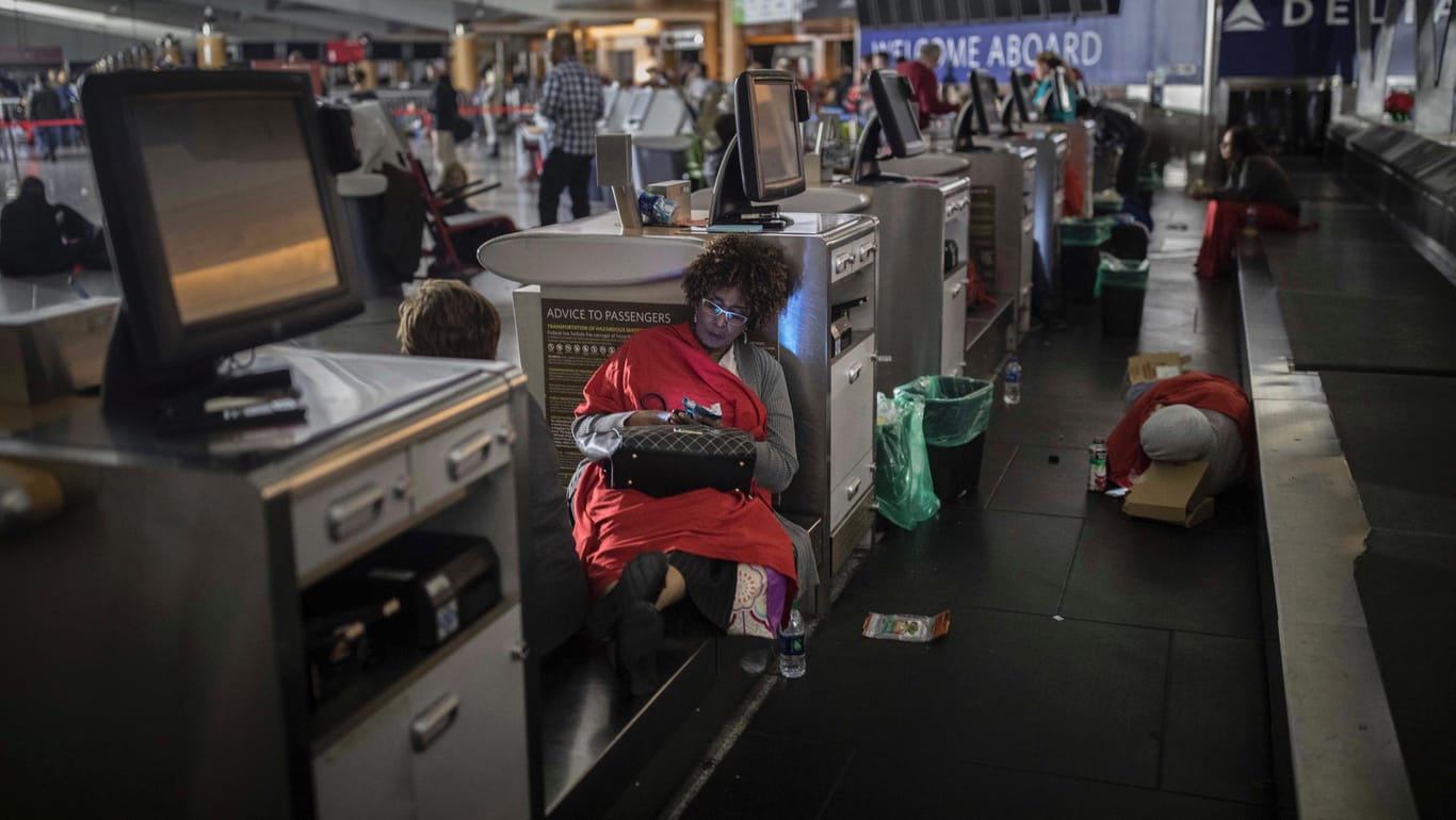 Stromausfall am Flughafen Atlanta: Tausende Passagiere mussten am Sonntag (Ortszeit) stundenlang in den dunklen Hallen ausharren.
