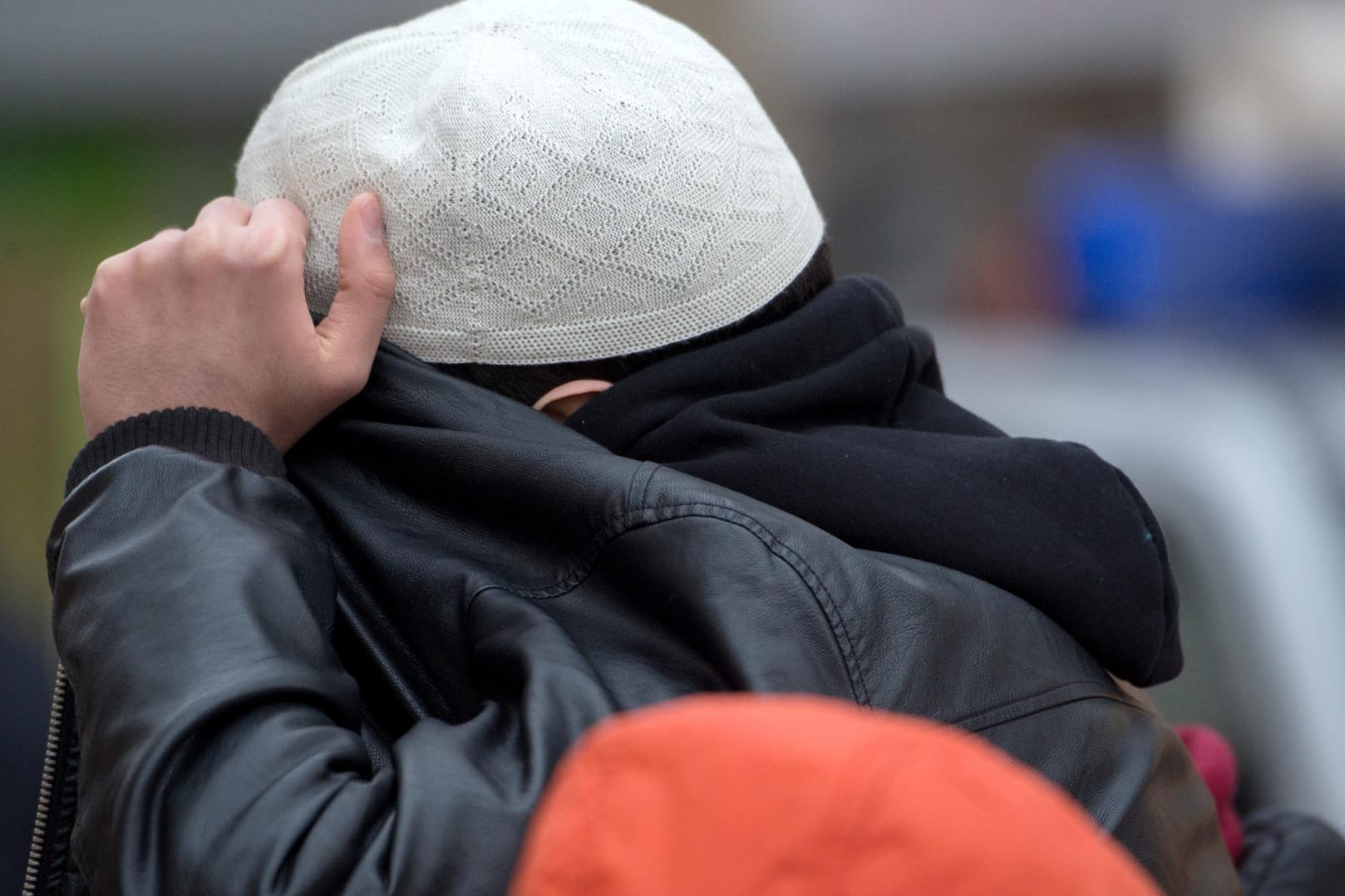 Ein Mann aus der Salafisten-Szene bei einer Koran-Verteilaktion in Frankfurt: Im neuen System des BKA gelten 82 Personen in Deutschland als hochriskante Gefährder.