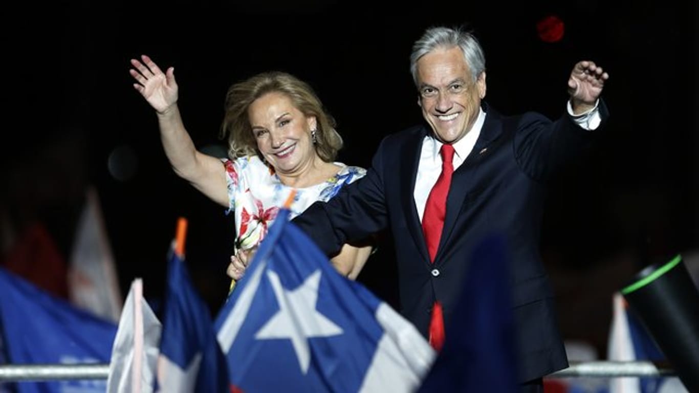 Sebastián Piñera und seine Frau Cecilia Morel jubeln nach Bekanntgabe des Ergebnisses.