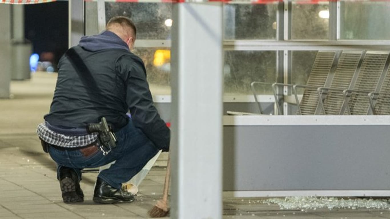 Ein Entschärfer der Hamburger Polizei am S-Bahnhof Veddel.