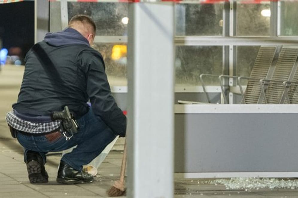 Ein Entschärfer der Hamburger Polizei am S-Bahnhof Veddel.