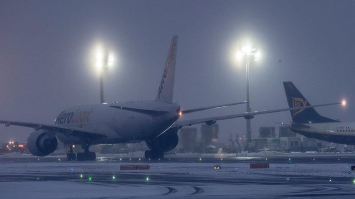 Eis, Schnee und Nebel behindern den Flugbetrieb in Frankfurt.