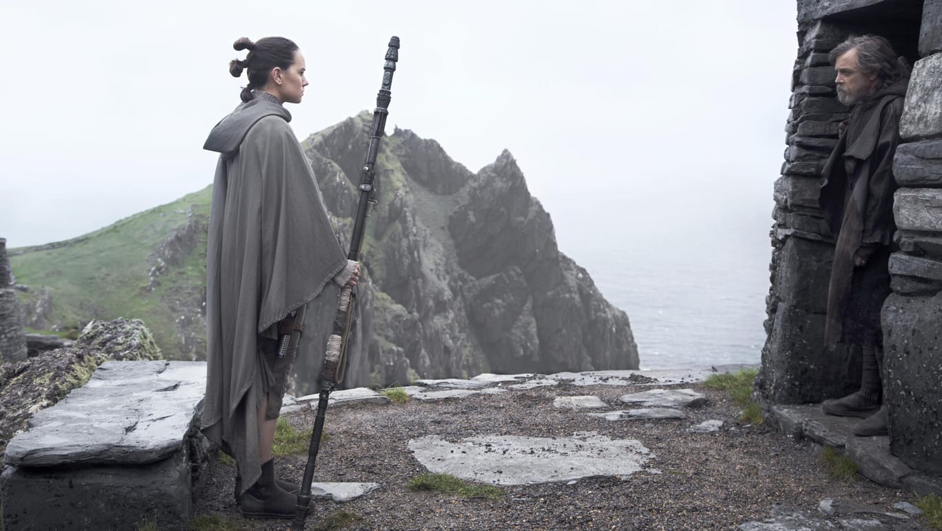 Schauspielerin Daisy Ridley alias Rey in einer Szene von "Star Wars – Die letzten Jedi": In Nordamerika hat der Film am ersten Wochenende 220 Millionen Dollar eingespielt.