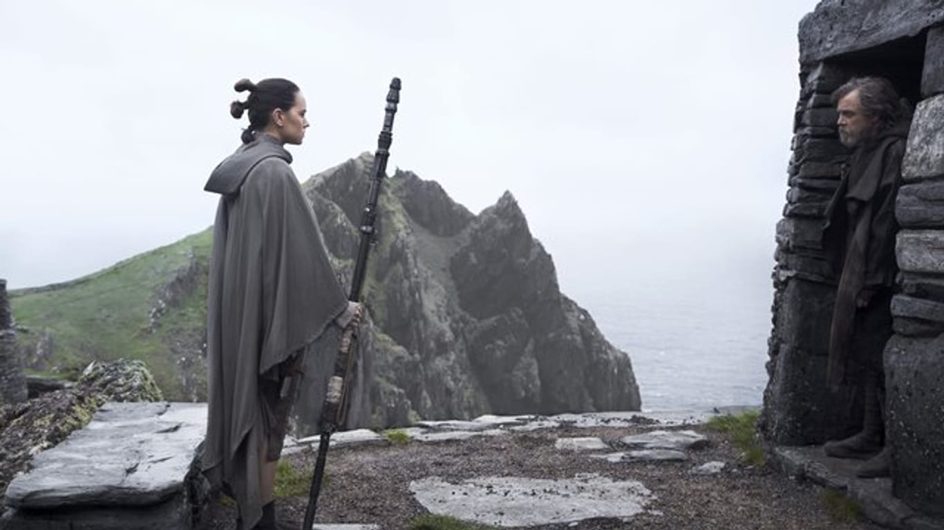 Rey (Daisy Ridley) und Luke Skywalker (Mark Hamill) in einer Szene des Films "Star Wars - Die letzten Jedi".