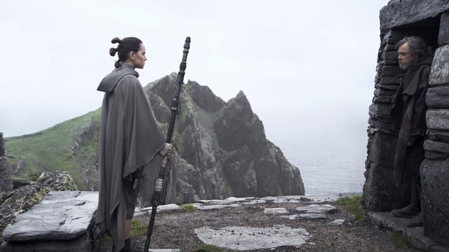 Rey (Daisy Ridley) und Luke Skywalker (Mark Hamill) in einer Szene des Films "Star Wars - Die letzten Jedi". Rey (Daisy Ridley) und Luke Skywalker (Mark Hamill) in einer Szene des Films "Star Wars - Die letzten Jedi".