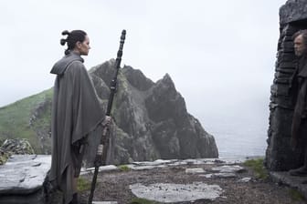 Rey (Daisy Ridley) und Luke Skywalker (Mark Hamill) in einer Szene des Films "Star Wars - Die letzten Jedi".