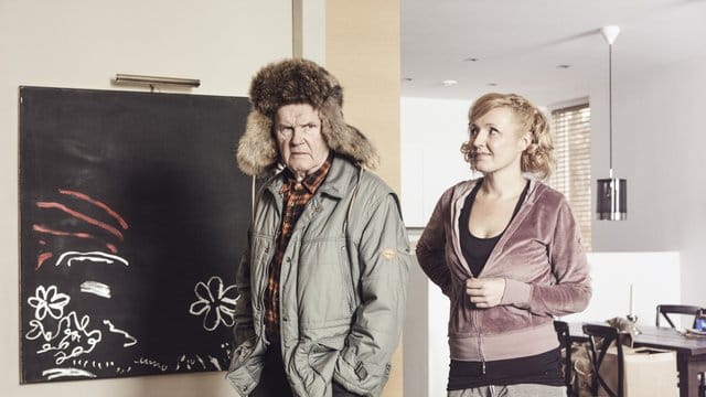 Der Alte (Antti Litja) und seine Schwiegertochter Liisa (Mari Perankoski).