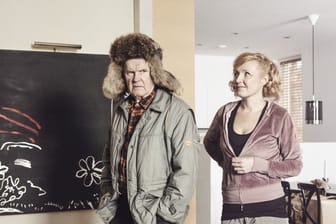 Der Alte (Antti Litja) und seine Schwiegertochter Liisa (Mari Perankoski).