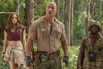 Karen Gillan (als Ruby Roundhouse, l-r), Dwayne Johnson (als Dr.