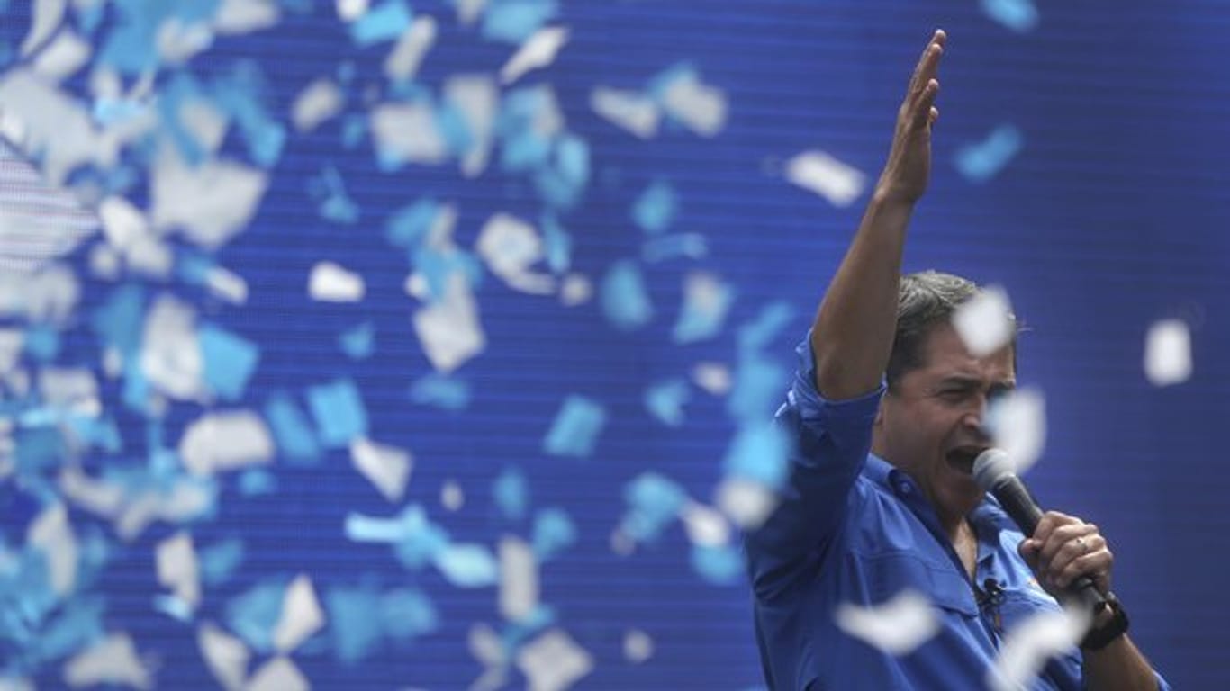 Nach wochenlangen Unruhen hat die oberste Wahlbehörde Hernández zum Sieger erklärt.