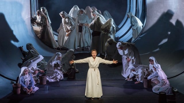 Ermonela Jaho (m) in einer Szene aus Giacomo Puccinis "Il Trittico" an der Bayerischen Staatsoper. Ermonela Jaho (m) in einer Szene aus Giacomo Puccinis "Il Trittico" an der Bayerischen Staatsoper.
