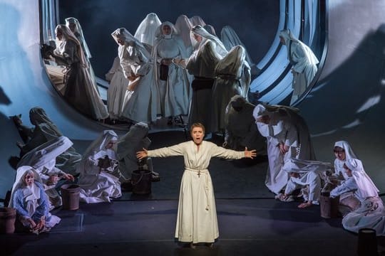 Ermonela Jaho (m) in einer Szene aus Giacomo Puccinis "Il Trittico" an der Bayerischen Staatsoper.