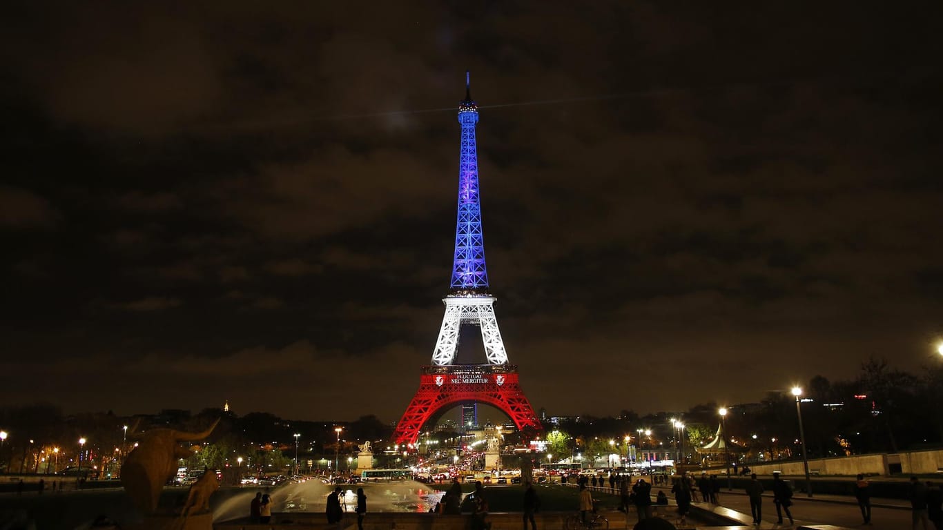 Nach Attentaten von Paris - Eiffelturm beleuchtet