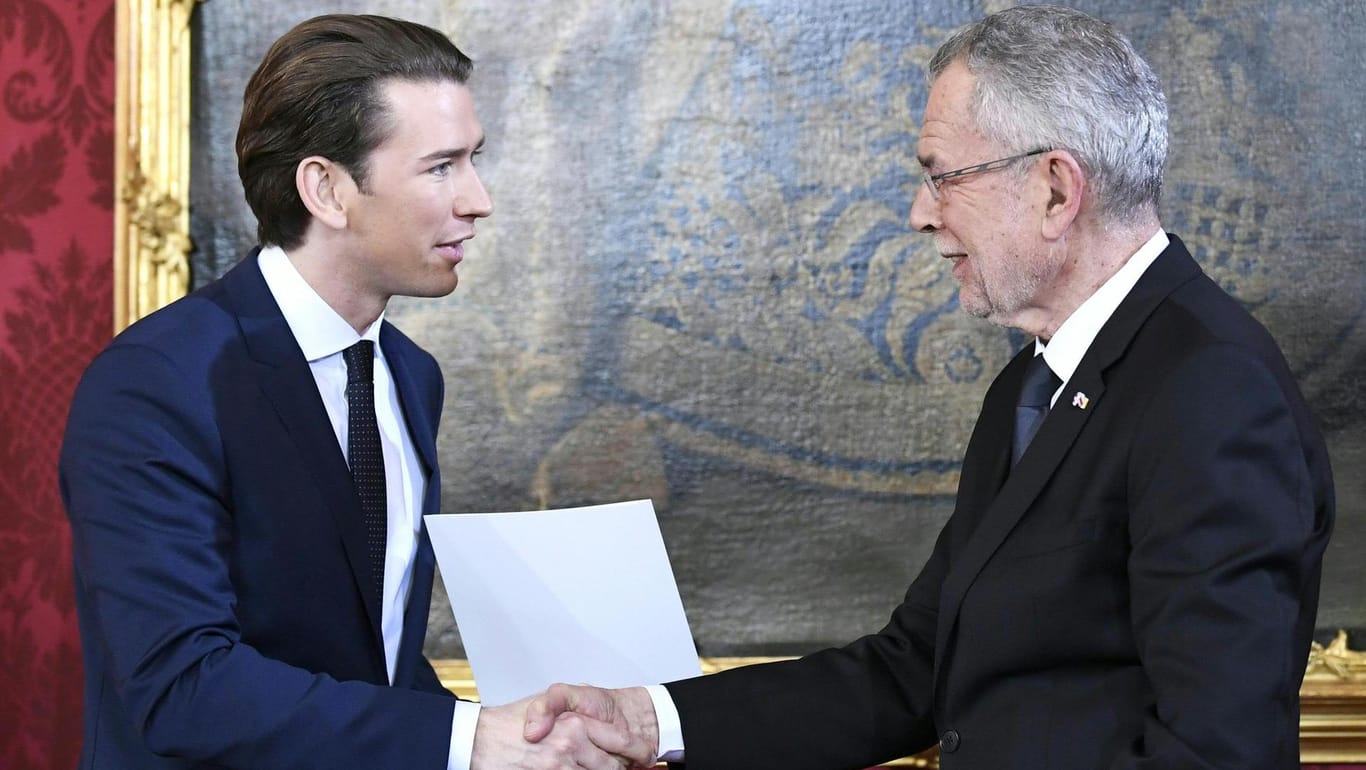 Handschlag zum Abschluss der Zeremonie: Österreichs Bundespräsident Alexander Van der Bellen (r.) hat Sebastian Kurz am Montag als neuen Bundeskanzler vereidigt.