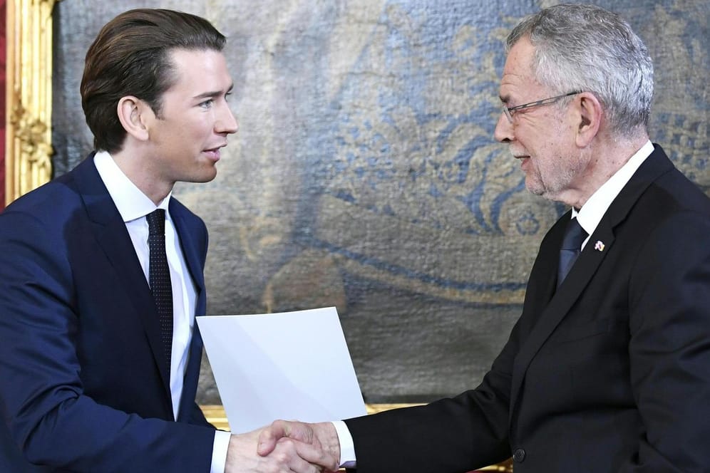Handschlag zum Abschluss der Zeremonie: Österreichs Bundespräsident Alexander Van der Bellen (r.) hat Sebastian Kurz am Montag als neuen Bundeskanzler vereidigt.