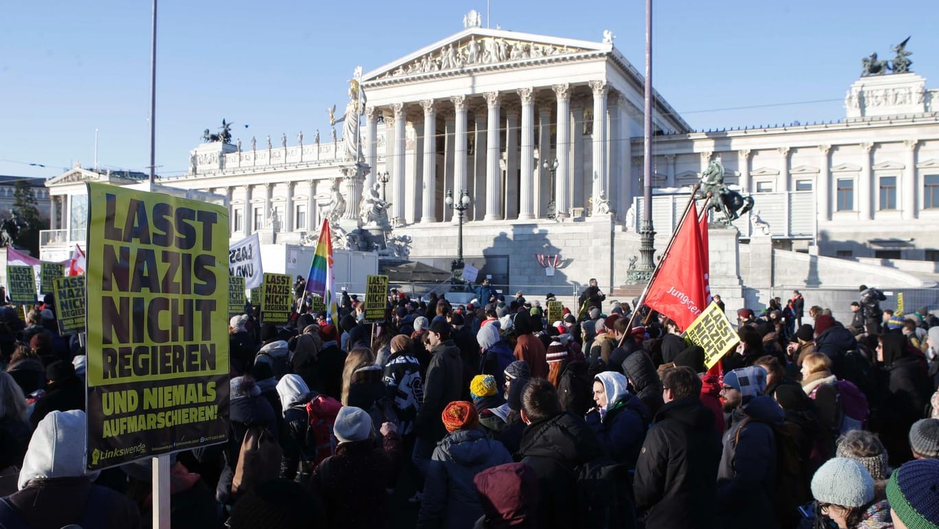 Nach Angaben der Polizei demonstrierten etwa 6000 Menschen gegen die Vereidigung der neuen Regierung in Wien.