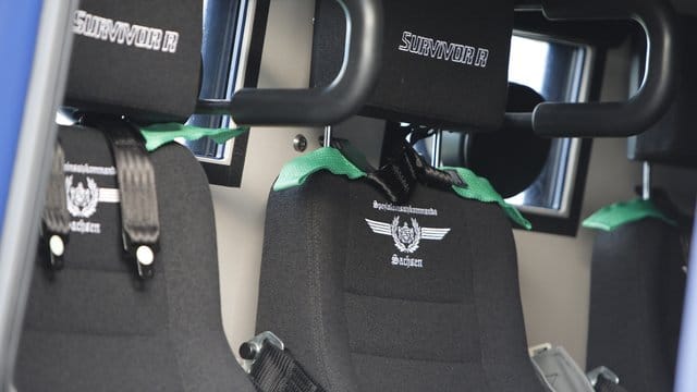 Blick auf die Beschriftung auf dem Sitz im neuen Panzerwagen "Survivor R". Blick auf die Beschriftung auf dem Sitz im neuen Panzerwagen "Survivor R".