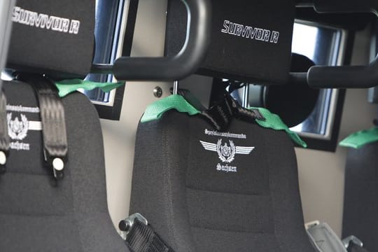 Blick auf die Beschriftung auf dem Sitz im neuen Panzerwagen "Survivor R".